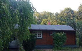 Domek i jurta nad rzeką
